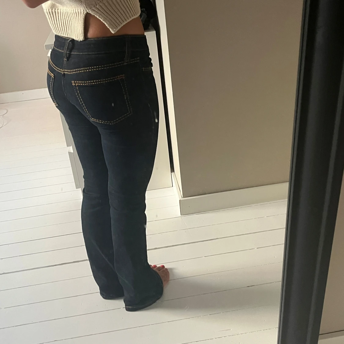 Bootcut mörkblå jeans med kontrastsömmar - 2