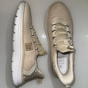 Säljer beige John Devin skor - nya  - Outletfynd i nyskick! Aldrig använda. Kartong saknas, men snabb leverans 🚀