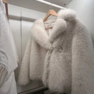 Pälsjacka Zara - Säljer denna populära pälsjacka från Zara som är så najs, aldrig använd dock 