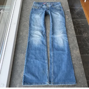 Blå bootcut jeans från Esprit - Säljer ett par snygga blå bootcut jeans med låg midja och coola detaljer. Köpte här på Plick men dem var tyvärr för korta på mig. Midjemått tvärsöver:39cm midjehöjd:18cm inerbens längd:80cm. skriv vid fler frågor🩷(Priset går att diskutera vid snabbt köp)🩷