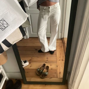 Superlow white flared jeans - Super snygga vita jeans från Zara i slim fit med flare ben och låg midja. De sitter perfekt för mig som är 172 cm lång. De har en väldigt fin passform. Orginalpris 599kr Skriv om ni har frågor ❤️