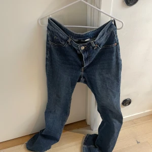 Blå jeans  - Säljer ett par jeans i en jättefin mörkblå färg från H&M. Är ganska nertrampade på baksidan av benen men annars jättefina 🥹
