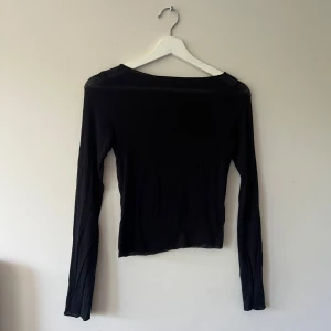 Svart intimissimi - Säljer denna svarta intimissimi tröjan som är i superbra skick 🤩 obs! Den är avklippt på längden då jag tyckte den var för lång, jag är 155 cm. Passar xs/s och pris är diskuterbart