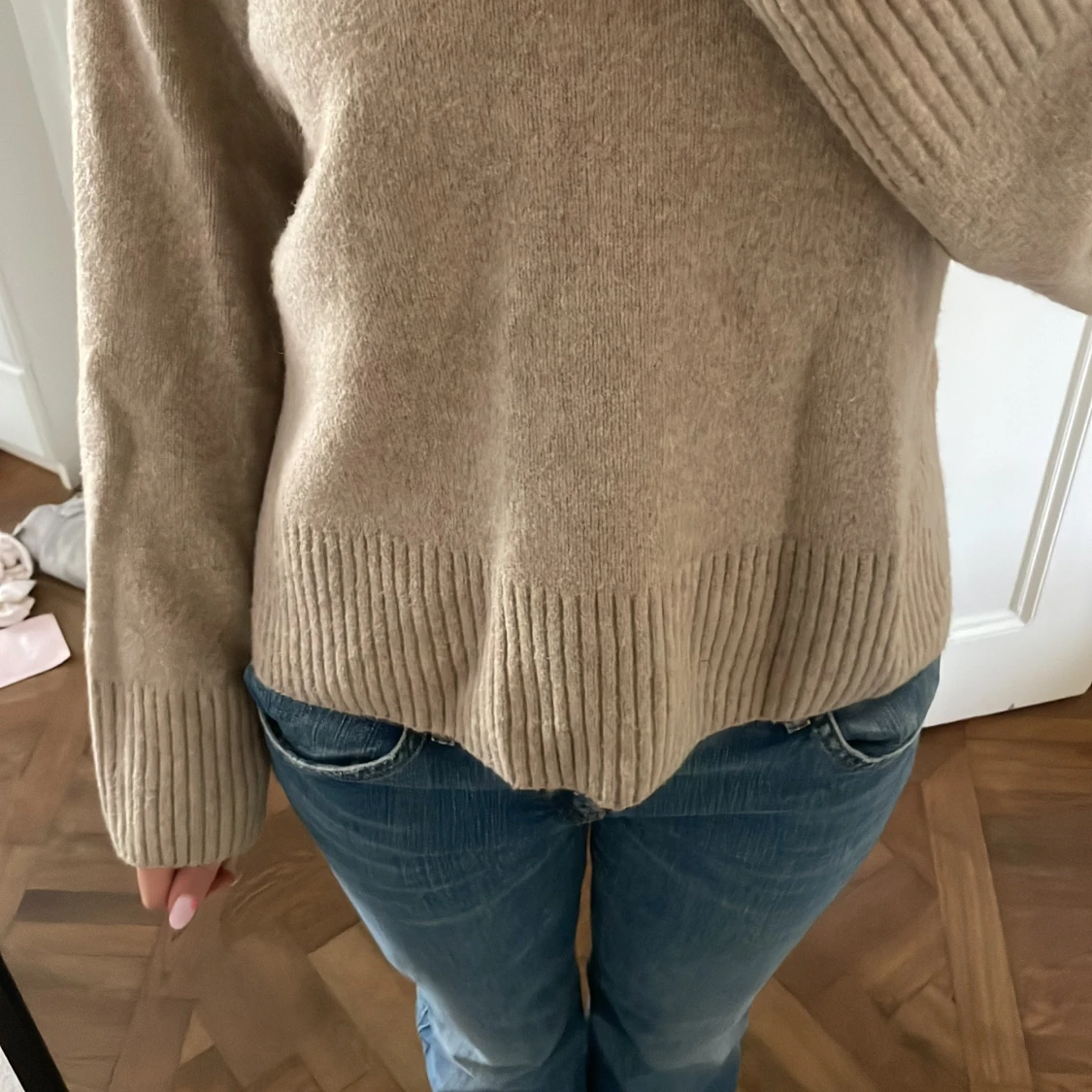 Beige stickad tröja med ribbade detaljer - 1