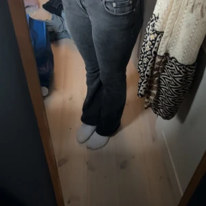 Svarta bootcut jeans med hög midja - Säljer ett par svarta jeans med bootcut passform och mid/low waist. Jeansen har klassiska fem fickor och är tillverkade i mjukt jeansmaterial. Snygg tvättad look. Bootcut jeans med stl S ifrån lager157. bra skick