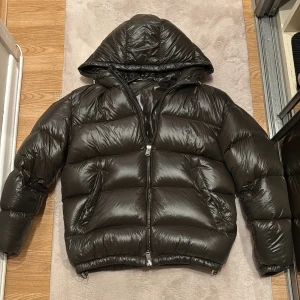 Olivegrön pufferjacka från Zara med huva - Säljer en svart pufferjacka från Zara i storlek M. Jackan säljs eftersom den inte används längre och är i väldigt bra skick. Skriv vid funderingar och annat.