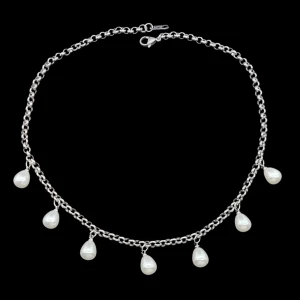 Silverhalsband med droppformade pärlor - Stilrent halsband i silverfärgad metall med sju droppformade vita pärlor som hänger längs kedjan. Kedjan har ett klassiskt länkmönster och stängs med en karbinhake. Perfekt för dig som gillar en clean och elegant vibe med lite extra detalj.