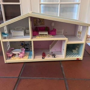 Dockskåpet - Ett jättefint dockskåp med 5 olika rum, en trappa. Möbler och annat får man köpa med i ett paket kostar extra, men ett fint och charmigt dockskåp!😀