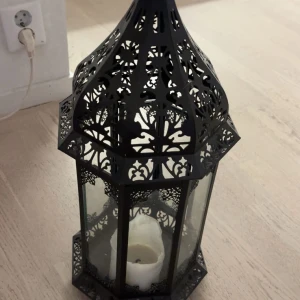 Lykta  - Svart lykta i höjd ca 50-60 cm.