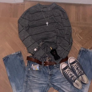 Randig grå tröja - Säljer min feta stickade grå tröja från HM då den inte kommer till användning 👍 Pris kan diskuteras vid snabbt köp! 😁Tveka inte med att komma DMs 🤗(outfit inspo i bilden) storlek L