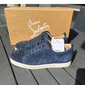 Christian Louboutin  - Tjena! Säljer nu dessa sjukt feta och eftertraktade skorna från märket Christian Louboutin. Box och kort ingår! Skorna är i en navy färg🔵 storleken är 43 men passar även 42/44! Kontakta mig vid minsta fundering.