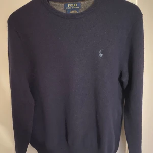 Mörkblå Ulltröja Polo Ralph Lauren - Snygg mörkblå Ulltröja från Polo Ralph Lauren med rund hals och broderad logga på bröstet. Passar för både M och S.                                   10/10 skick.                                                          Nypris runt 1600kr.                                                             Pris kan diskuteras!
