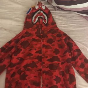 Bape hoodie - Säljer min röda bape hoodie då jag inte använder den längre