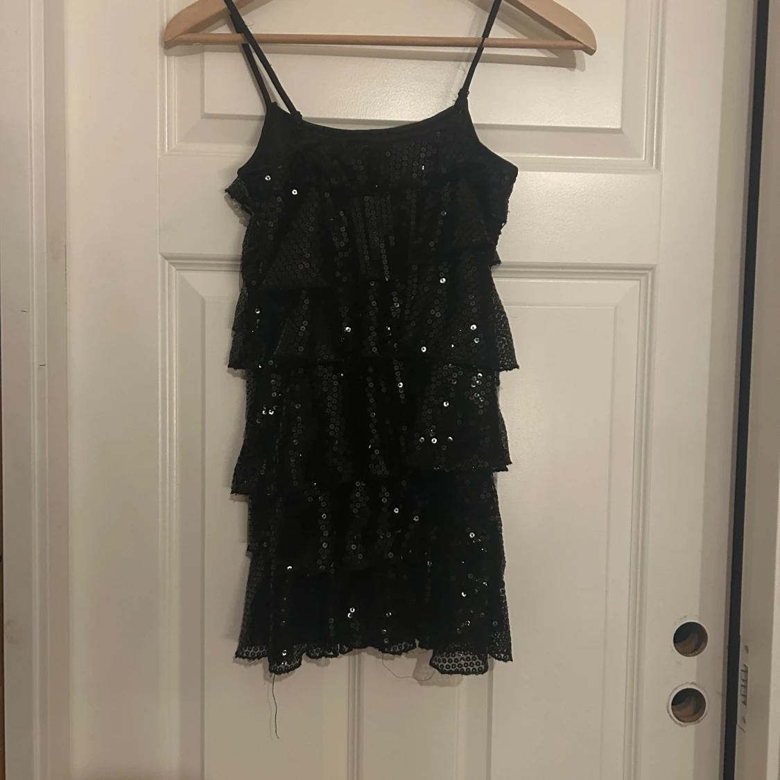 Svart glittrig volangklänning - 1