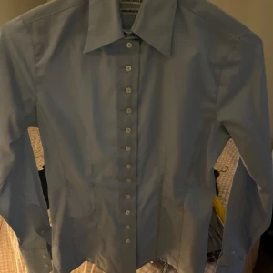 Ljusblå skjorta  - Säljer denna så söta skjortan från The Shirt Factory, storlek 36. Säljer direkt för 90kr! 