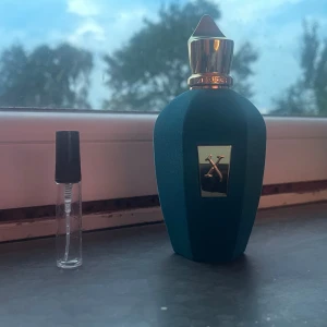 Xerjoff Erba Pura – 5 ml decant -  Lyxig och populär unisexparfym från Xerjoff. 🌿 Doftprofil: fräsch, fruktig och söt med inslag av citrus, bär och mysk. ✨ Perfekt för både vardag och speciella tillfällen.  👉 Detta är en decant på 5 ml, tappad från originalflaskan till en liten atomizer. Perfekt om du vill prova doften innan du köper en hel flaska. 	•	Äkta parfym från originalflaska 	•	Säljes utan originalförpackning 	•	Unisex