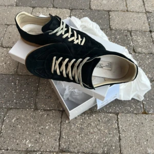  Maison Margiela gats - Box, dustbags etc medföljer, storlek 45. Använda men fortfarande i bra skick. Byte är möjligt. Kom med bud!