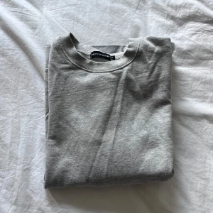 Grå tjocktröja - Grå collegetröja 