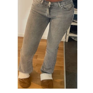 Grå bootcut jeans från Gina  - Gråa jeans från Gina