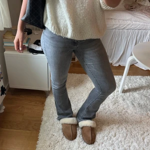 Grå bootcut jeans - Snygga grå jeans med bootcut-snitt och normal passform. De har klassiska fem fickor, knapp och dragkedja framtill samt en stilren look som funkar till allt. Jeansen är midwaist och tillverkade i mjukt denim-material som sitter skönt hela dagen.