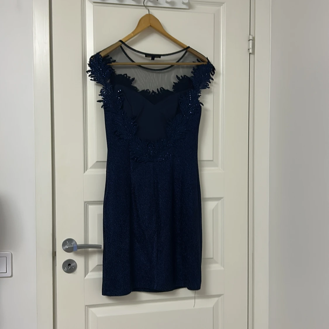 Marinblå glittrig kortklänning med mesh - 1