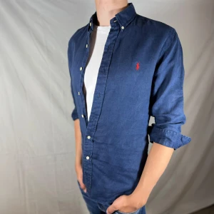 Ralph Lauren Linneskjorta - Hej säljer nu min fina Ralph Lauren linne skjorta i storlek S. Den är i ny skick och kommer vara super snygg vid skolstart. Nypris ca 1600kr!🌊🍾