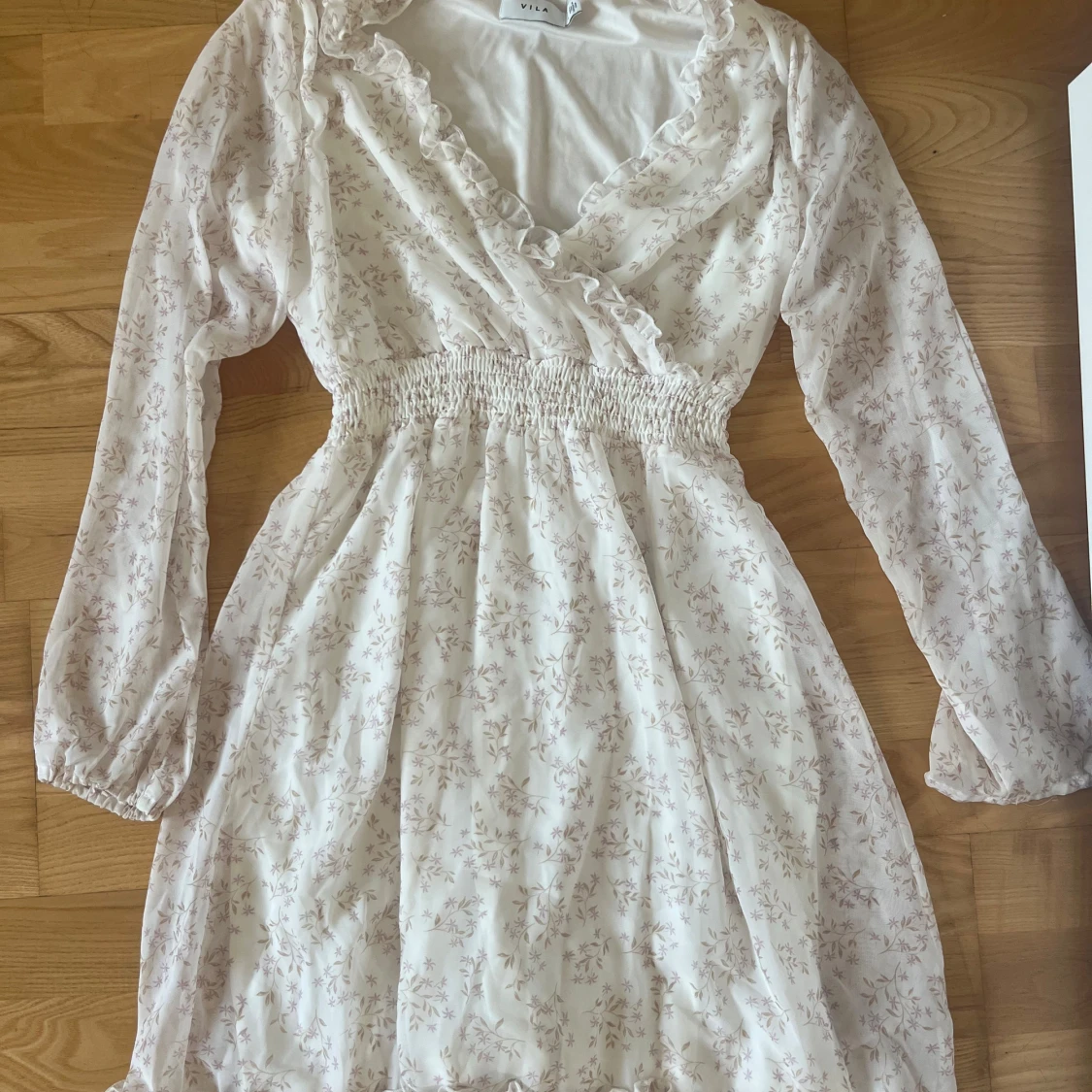 Blommig vit omlottklänning från Vila - 1