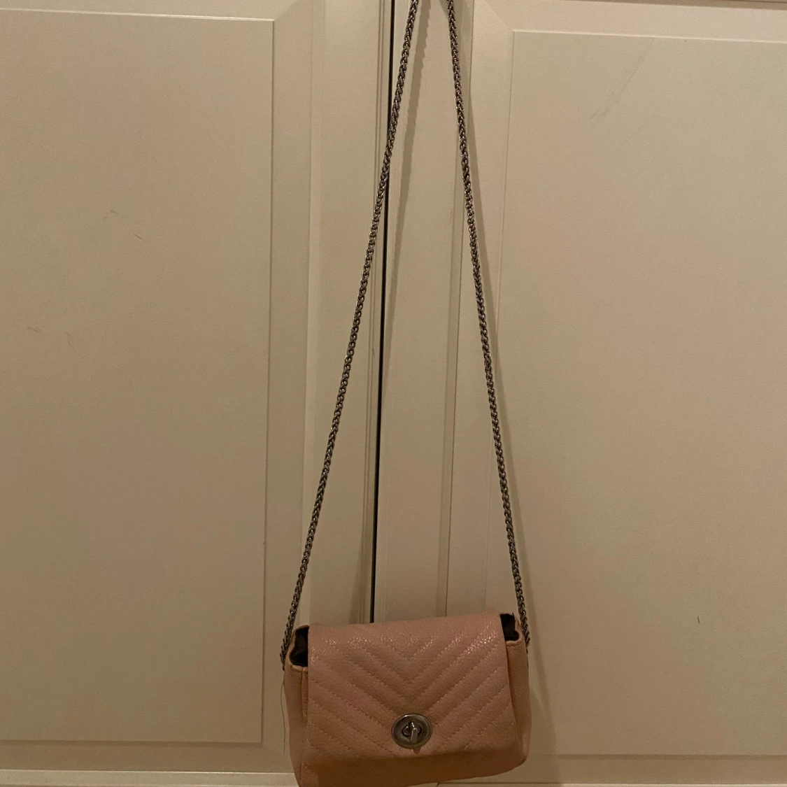 Beige quiltad axelväska med kedja