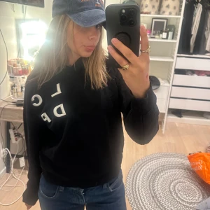 Svart hoodie från LES COYOTES DE PARIS - Ball hoodie från LCDP!