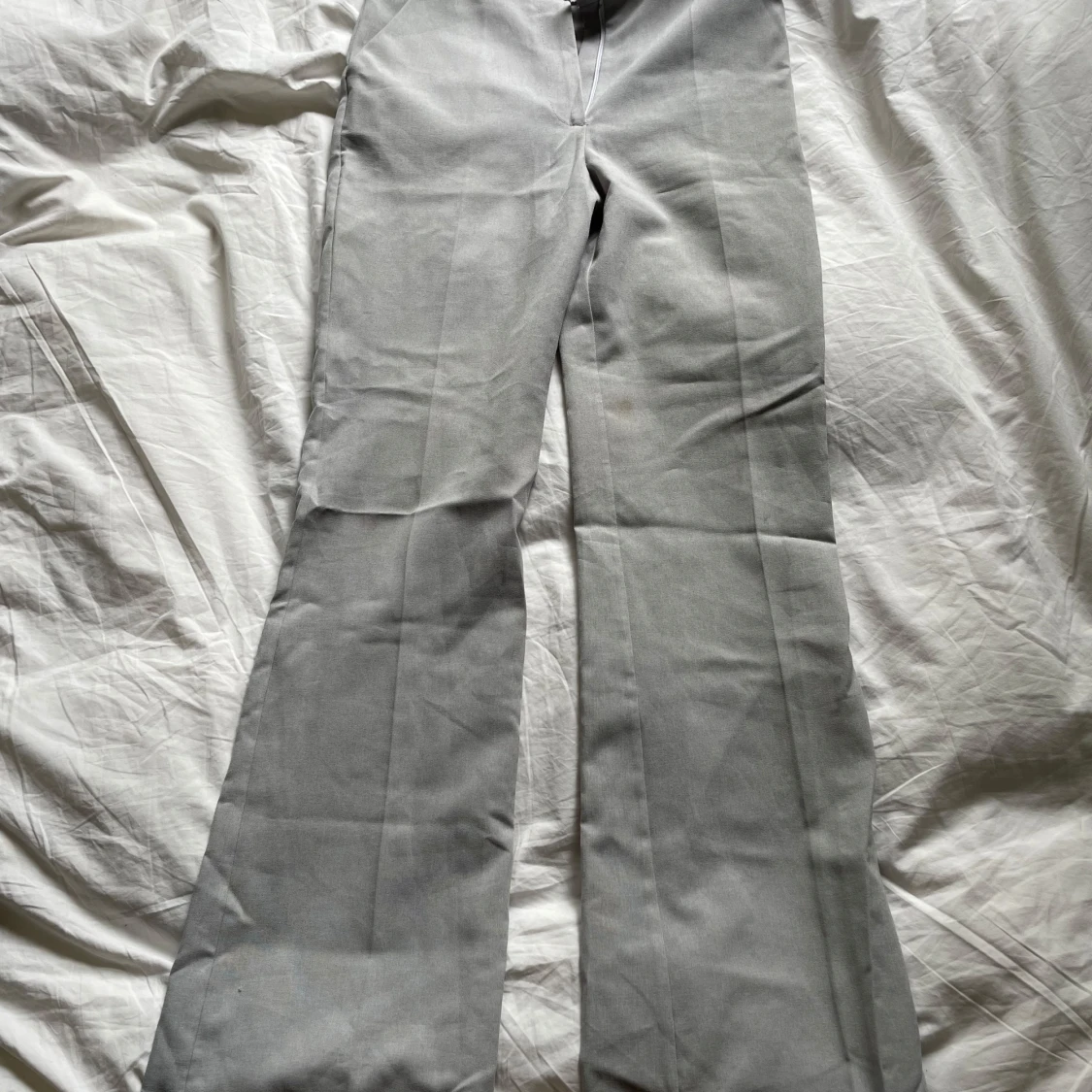 Grå kostymbyxor med bootcut