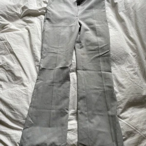 Grå kostymbyxor med bootcut - Snygga grå kostymbyxor med bootcut-snitt och pressveck längs benen💞💞sitter assnyggt!!