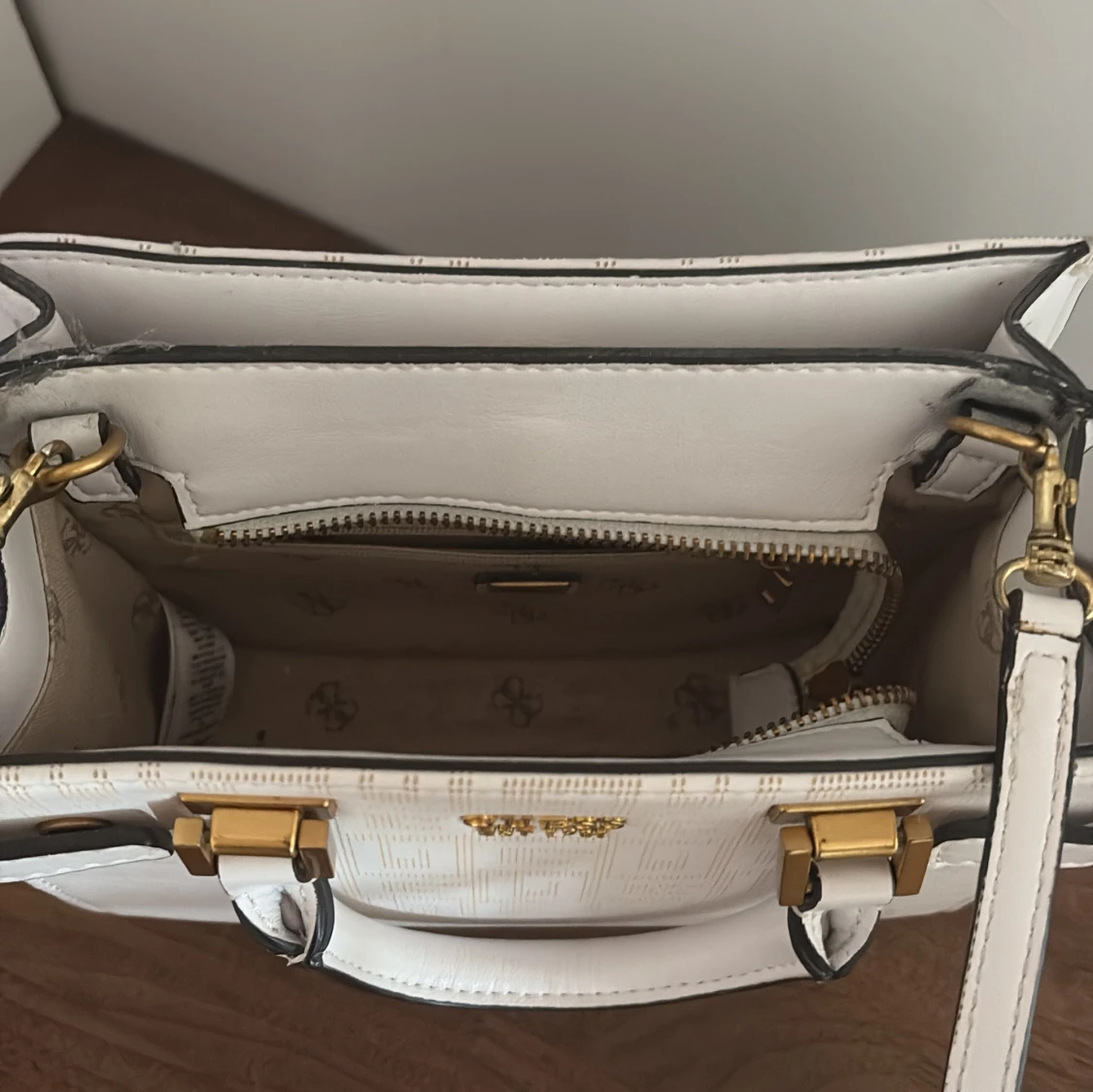 Vit handväska från Guess med guldiga detaljer - 1