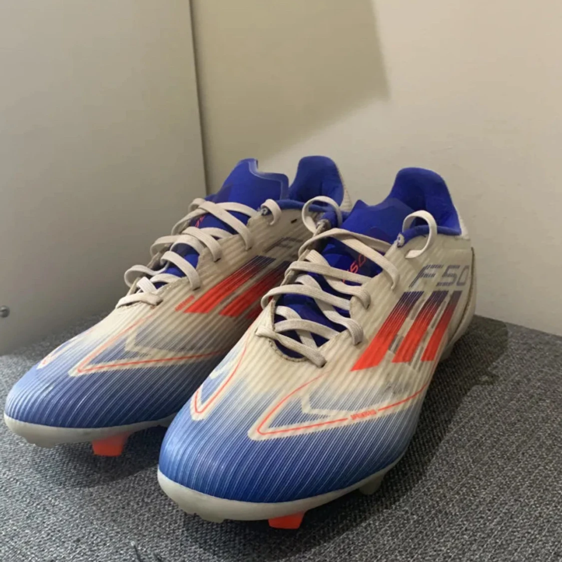 Adidas F50 blå och vita fotbollsskor