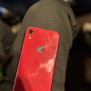 iPhone XR  -  röd iPhone XR med skal med batterihälsa på 97%, pris går att diskuteras så bara komma med förslag.