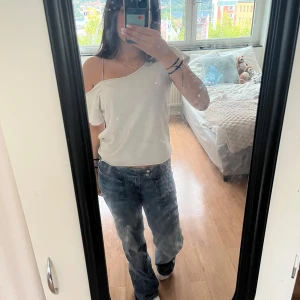 Blå jeansbyxor med bootcut full length  - Säljer ett par klassiska blå jeansbyxor med bootcut. De har en normal passform och är tillverkade i jeansmaterial. Byxorna har fram- och bakfickor samt en knapp och dragkedja framtill.