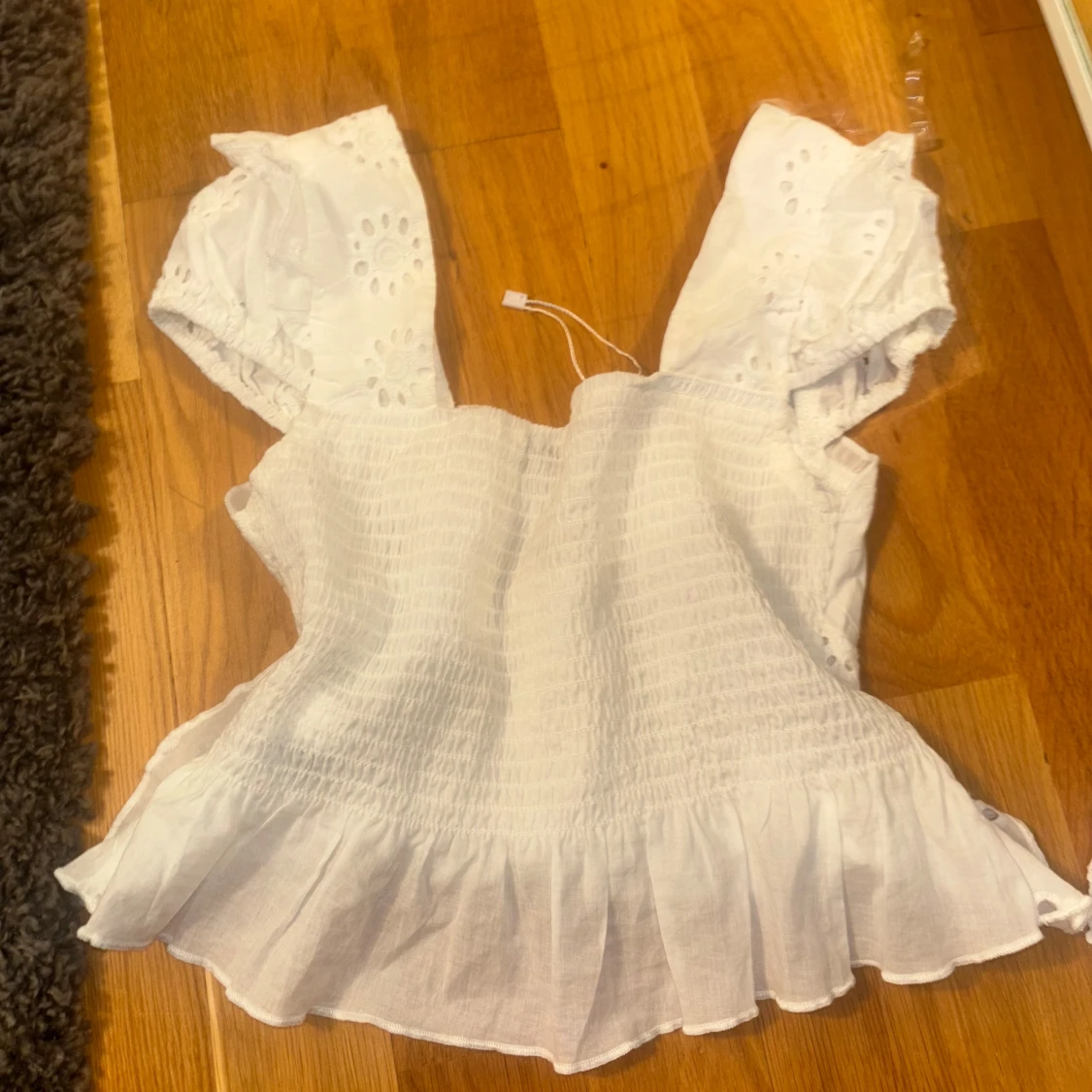 Vit blus med broderade detaljer - 1