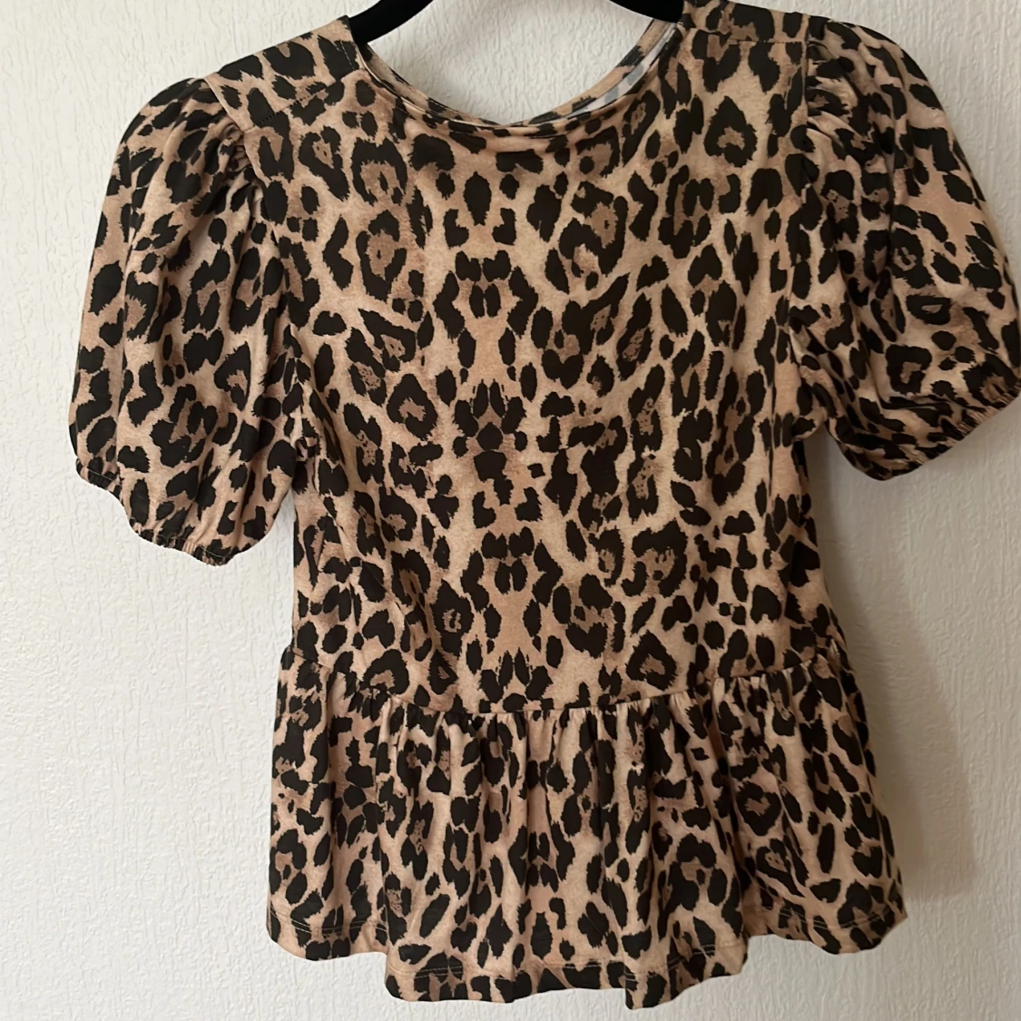 Leopardmönstrad blus från Gina Tricot - 1