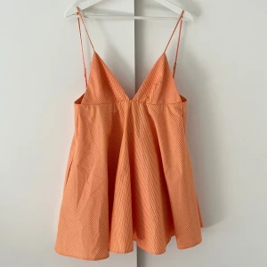 Orange Zara Klänning - | Klänning från Zara | Skick: Ny skick | Färg: Orange | Storlek: S | Skriv vid frågor |