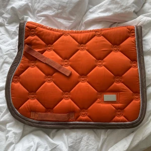 Schabrak Equestrian Stockholm  - Fint oranget schabrak från Equestrian stockholm. Superfint skick endast provat på, schabraket är i storlek ponny och priset går självklart att diskutera🥰💕