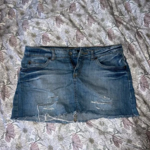 Blå jeanskjol  - Jeanskjol från någpt japanskt märke. Den är som i nyskick! I storlek M men skulle även säga S också!🥰🥰 