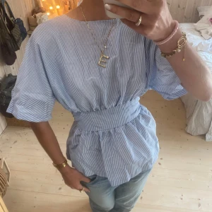 Blus  - SUPER snygg blus som man kan skystera själv i midjan, passar alla!!❣️❣️