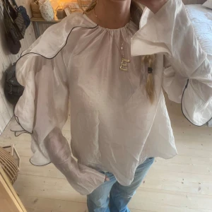 Volang blus - Ny volang blus från &otherstorys❣️