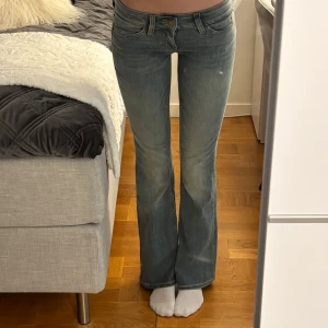 Lågmidjade bootcut jeans från Cheap Monday - Säljer nu mina low waisted bootcut jeans från cheap monday i strl 26/32.💕 Dem är helt nya och oanvända med prislapp på.                       Nypris: 400kr