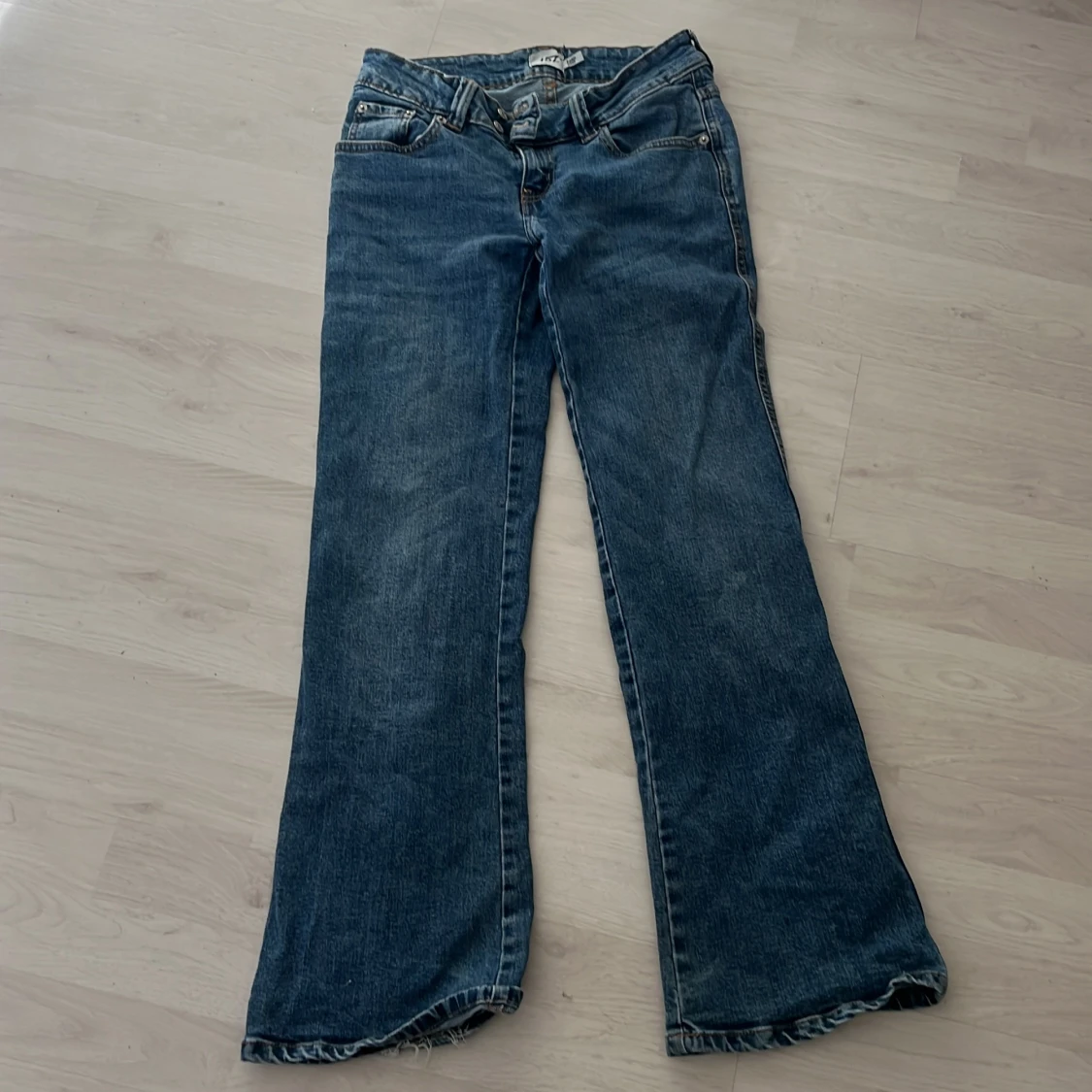 Blå bootcut jeans
