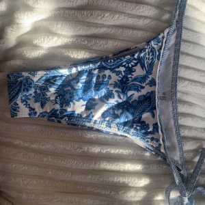 Blåvit blommig bikiniunderdel - Snygg bikiniunderdel i blått och vitt med blommigt mönster. Aldrig använd ❤️