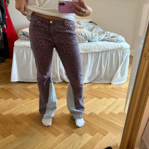 Leopardmönstrade jeans från Michael Kors - Säljer ett par unika jeans från Michael Kors med rosa och svarta leopardmönster. Byxorna är omsydda till bootcut och har några slitningar vid sömnen men det är lätt att fixa! 🥰