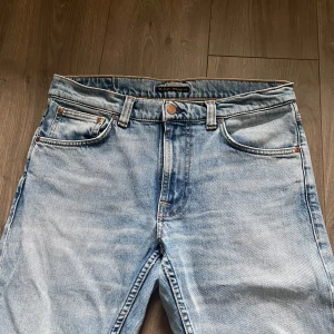 Nudie Jeans - Säljer dessa ljusblå jeans från Nudie. Storlek 30/30 normal i passform. Lite slitage i skrevet!  Modell: Lean Dean. Skriv vid frågor och funderingar