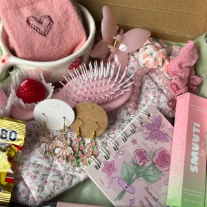 Pink Mystery Box - 10 - 15 items!✨ Could include anything from makeup, skincare and accessories to mugs and cups to books and candles!💕🌷  The box is worth at least 400kr✨❗️The picture is just an example and not exactly what you get❗️