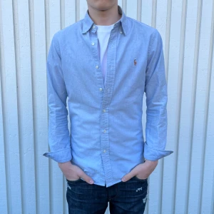 Ralph lauren skjorta - snygg skjorta ifrån Ralph lauren i storlek S!Skjortan är i mycket bra skick. Jag är 180cm lång