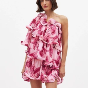 Klänning  - Intressekoll!! Superfin klänning, helt ny från Nakd & slutsåld🩷 